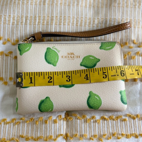 Coach wristlet limes